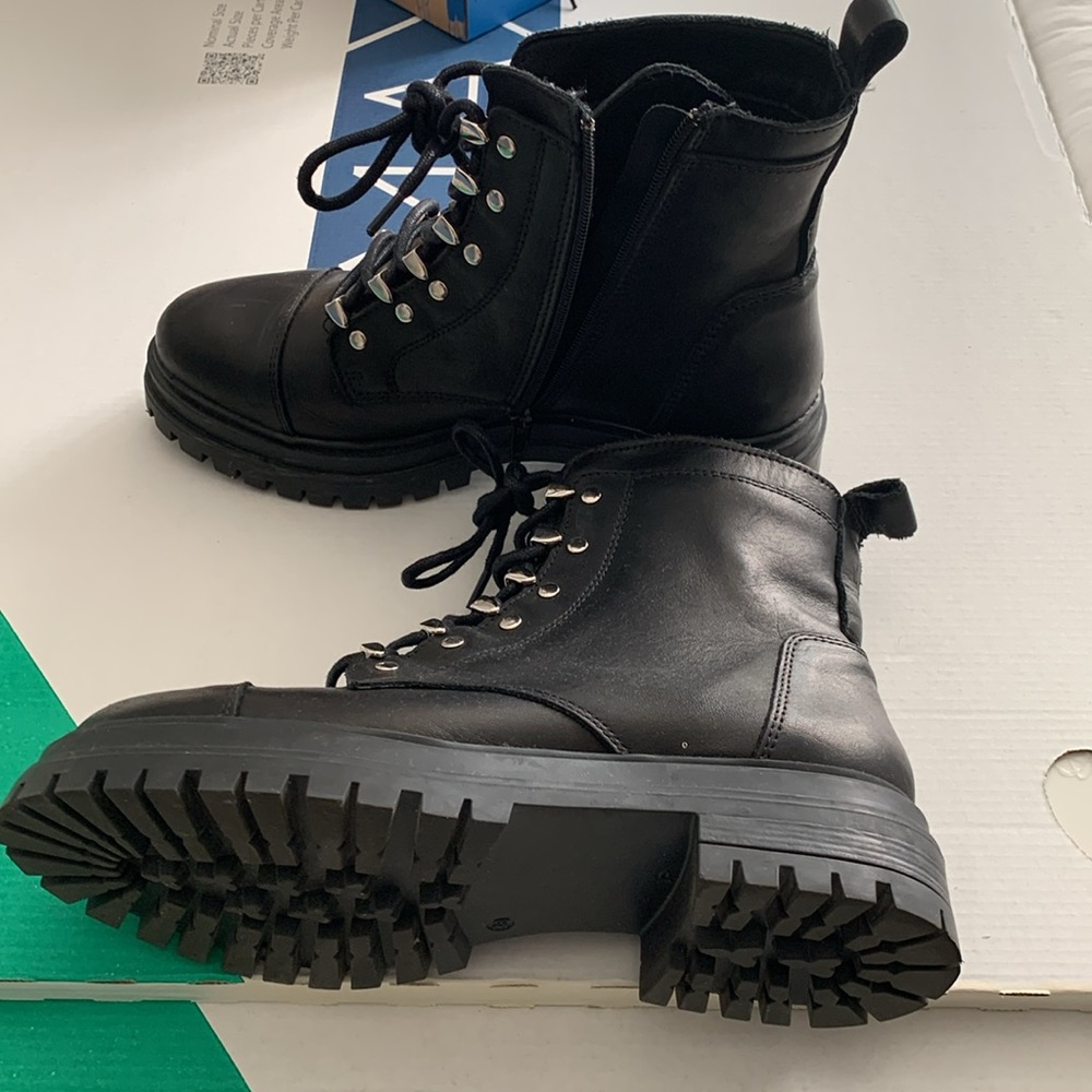 Chabers black size 7.5 leather upper lace-up combat boot with silver hardware - Picture 3 of 9